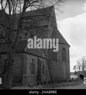 Kamieñ Pomorski, 1969-11. Romañsko - gotycka konkatedra pw. œw. Jana Chrzciciela jest najstarszym zabytkiem architektury sakralnej i zarazem murowanej na terenie Pomorza Zachodniego. Zosta³a ufundowana przez ksiêcia Kazimierza i, a kamieñ wêgielny pod jej budowê po³o¿ono 15 sierpnia 1176 r. Œwi¹tynia zosta³a wzniesiona na miejscu dawnego koœcio³a misyjnego zbudowanego w czasach misji chrystianizacyjnej Ottona z Bambergu w 1124 r. ad PAP/Andrzej Wituszyñski (Witusz) Dok³adny dzieñ wydarzenia nieustalony. Kamien Pomorski, novembre 1969. Il romanico-gotico Cattedrale di San Giovanni Battista i Foto Stock