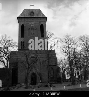 Kamieñ Pomorski, 1969-11. Romañsko - gotycka konkatedra pw. œw. Jana Chrzciciela jest najstarszym zabytkiem architektury sakralnej i zarazem murowanej na terenie Pomorza Zachodniego. Zosta³a ufundowana przez ksiêcia Kazimierza i, a kamieñ wêgielny pod jej budowê po³o¿ono 15 sierpnia 1176 r. Œwi¹tynia zosta³a wzniesiona na miejscu dawnego koœcio³a misyjnego zbudowanego w czasach misji chrystianizacyjnej Ottona z Bambergu w 1124 r. ad PAP/Andrzej Wituszyñski (Witusz) Dok³adny dzieñ wydarzenia nieustalony. Kamien Pomorski, novembre 1969. La cattedrale romanica-gotica di San Giovanni Battista è Foto Stock