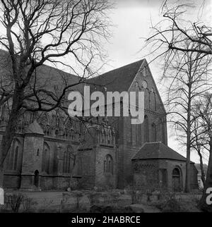 Kamieñ Pomorski, 1969-11. Romañsko - gotycka konkatedra pw. œw. Jana Chrzciciela jest najstarszym zabytkiem architektury sakralnej i zarazem murowanej na terenie Pomorza Zachodniego. Zosta³a ufundowana przez ksiêcia Kazimierza i, a kamieñ wêgielny pod jej budowê po³o¿ono 15 sierpnia 1176 r. Œwi¹tynia zosta³a wzniesiona na miejscu dawnego koœcio³a misyjnego zbudowanego w czasach misji chrystianizacyjnej Ottona z Bambergu w 1124 r. ad PAP/Andrzej Wituszyñski (Witusz) Dok³adny dzieñ wydarzenia nieustalony. Kamien Pomorski, novembre 1969. Il romanico-gotico Cattedrale di San Giovanni Battista i Foto Stock