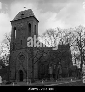 Kamieñ Pomorski, 1969-11. Romañsko - gotycka konkatedra pw. œw. Jana Chrzciciela jest najstarszym zabytkiem architektury sakralnej i zarazem murowanej na terenie Pomorza Zachodniego. Zosta³a ufundowana przez ksiêcia Kazimierza i, a kamieñ wêgielny pod jej budowê po³o¿ono 15 sierpnia 1176 r. Œwi¹tynia zosta³a wzniesiona na miejscu dawnego koœcio³a misyjnego zbudowanego w czasach misji chrystianizacyjnej Ottona z Bambergu w 1124 r. ad PAP/Andrzej Wituszyñski (Witusz) Dok³adny dzieñ wydarzenia nieustalony. Kamien Pomorski, novembre 1969. La cattedrale romanica-gotica di San Giovanni Battista è Foto Stock