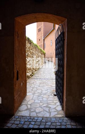 Mura del Castello di Juricsis a Koszeg, Ungheria, in una giornata di sole. Foto Stock