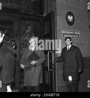 Warszawa, 1969-11. Zef misji handlowej RFN Henryk Boexs przed gmachem Ministerstwa Spraw Zagranicznych. kw PAP/Zbigniew Matuszewski Dok³adny dzieñ wydarzenia nieustalony. Varsavia, novembre 1969. Nella foto: Capo della missione commerciale della Repubblica Federale tedesca Henryk Boex di fronte all'edificio del Ministero degli Esteri. kw PAP/Zbigniew Matuszewski Foto Stock