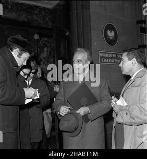 Warszawa, 1969-11. Zef misji handlowej RFN Henryk Boexs przed gmachem Ministerstwa Spraw Zagranicznych. kw PAP/Zbigniew Matuszewski Dok³adny dzieñ wydarzenia nieustalony. Varsavia, novembre 1969. Nella foto: Capo della missione commerciale della Repubblica Federale tedesca Henryk Boex di fronte all'edificio del Ministero degli Esteri. kw PAP/Zbigniew Matuszewski Foto Stock