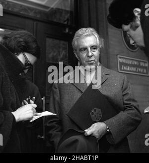 Warszawa, 1969-11. Zef misji handlowej RFN Henryk Boexs przed gmachem Ministerstwa Spraw Zagranicznych. kw PAP/Zbigniew Matuszewski Dok³adny dzieñ wydarzenia nieustalony. Varsavia, novembre 1969. Nella foto: Capo della missione commerciale della Repubblica Federale tedesca Henryk Boex di fronte all'edificio del Ministero degli Esteri. kw PAP/Zbigniew Matuszewski Foto Stock