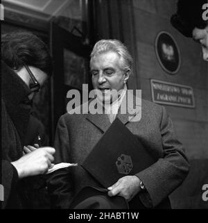 Warszawa, 1969-11. Zef misji handlowej RFN Henryk Boexs przed gmachem Ministerstwa Spraw Zagranicznych. kw PAP/Zbigniew Matuszewski Dok³adny dzieñ wydarzenia nieustalony. Varsavia, novembre 1969. Nella foto: Capo della missione commerciale della Repubblica Federale tedesca Henryk Boex di fronte all'edificio del Ministero degli Esteri. kw PAP/Zbigniew Matuszewski Foto Stock