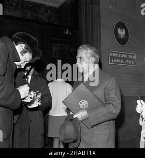 Warszawa, 1969-11. Zef misji handlowej RFN Henryk Boexs przed gmachem Ministerstwa Spraw Zagranicznych. kw PAP/Zbigniew Matuszewski Dok³adny dzieñ wydarzenia nieustalony. Varsavia, novembre 1969. Nella foto: Capo della missione commerciale della Repubblica Federale tedesca Henryk Boex di fronte all'edificio del Ministero degli Esteri. kw PAP/Zbigniew Matuszewski Foto Stock