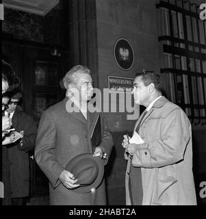 Warszawa, 1969-11. Zef misji handlowej RFN Henryk Boexs przed gmachem Ministerstwa Spraw Zagranicznych. kw PAP/Zbigniew Matuszewski Dok³adny dzieñ wydarzenia nieustalony. Varsavia, novembre 1969. Nella foto: Capo della missione commerciale della Repubblica Federale tedesca Henryk Boex di fronte all'edificio del Ministero degli Esteri. kw PAP/Zbigniew Matuszewski Foto Stock