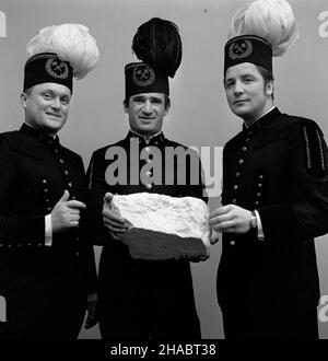 Rzêdów, 1969-11. Górnicy Kopalni Siarki Grzybów, którzy z pozosta³¹ za³og¹ wydobyli 100-tysiêczn¹ tonê siarki z nowo uruchomionego pola górniczego B. NZ. Prezentujacy bry³ê siarki od lewej: Kierownik robót górniczych pola B in¿. Sza³ankiewicz, œlusarz utrzymania ruchu W³. Sobieraj. uu PAP/W³odzimierz Wawrzynkiewicz Dok³adny dzieñ wydarzenia nieustalony. Rzedow, novembre 1969. Minatori della miniera di zolfo di Grzybow che, insieme ai loro colleghi, hanno estratto la 100.000 00th tonnellate di zolfo da un campo di miniera B di recente apertura. Nella foto: Ingegnere J. Krok che supervisionò Foto Stock