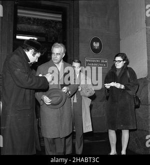 Warszawa, 1969-11. Zef misji handlowej RFN Henryk Boexs przed gmachem Ministerstwa Spraw Zagranicznych; korespondentka dpa w Polsce Renate Marsch (P). kw PAP/Zbigniew Matuszewski Dok³adny dzieñ wydarzenia nieustalony. Varsavia, novembre 1969. Nella foto: Capo della missione commerciale della Repubblica Federale tedesca Henryk Boex di fronte all'edificio del Ministero degli Esteri. kw PAP/Zbigniew Matuszewski Foto Stock