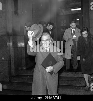 Warszawa, 1969-11. Zef misji handlowej RFN Henryk Boexs przed gmachem Ministerstwa Spraw Zagranicznych; korespondentka dpa w Polsce Renate Marsch (P). kw PAP/Zbigniew Matuszewski Dok³adny dzieñ wydarzenia nieustalony. Varsavia, novembre 1969. Nella foto: Capo della missione commerciale della Repubblica Federale tedesca Henryk Boex di fronte all'edificio del Ministero degli Esteri. kw PAP/Zbigniew Matuszewski Foto Stock