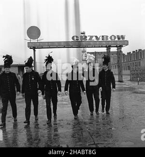 Rzêdów, 1969-11. Górnicy Kopalni Siarki Grzybów, którzy z pozosta³¹ za³og¹ wydobyli 100-tysiêczn¹ tonê siarki z nowo uruchomionego pola górniczego B. NZ. m.in. od prawej: Sztygar zmianowy pola B J. Sza³ankiewicz, œlusarz utrzymania ruchu W³. Sobieraj, kierownik robót górniczych pola B a¿. J. Krok. uu PAP/W³odzimierz Wawrzynkiewicz Dok³adny dzieñ wydarzenia nieustalony. Rzedow, novembre 1969. Minatori della miniera di zolfo di Grzybow che, insieme ai loro colleghi, hanno estratto la 100.000 00th tonnellate di zolfo da un campo di miniera B di recente apertura. Nella foto: Il caposquadra J. Szalankiewicz e il minatore Wl. Sobieraj Foto Stock