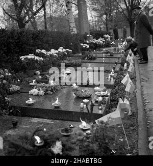 Warszawa, 1969-11-01. Wszystkich Œwiêtych na pow¹zkowskim Cmentarzu Wojskowym. NZ. mogi³y ¿o³nierzy Armii Ludowej. Ad PAP/Adam Urbanek Varsavia, 1 novembre 1969. Giornata di tutti i Santi al cimitero militare di Powazki. Nella foto: Tombe di soldati dell'esercito popolare. Ad PAP/Adam Urbanek Foto Stock