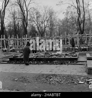 Warszawa, 1969-11-01. Wszystkich Œwiêtych na pow¹zkowskim Cmentarzu Wojskowym. Goby ¿o³nierzy Powstania Warszawskiego. Ad PAP/Adam Urbanek Varsavia, 1 novembre 1969. Giornata di tutti i Santi al cimitero militare di Powazki. Foto: Tombe dei soldati uccisi a Varsavia Uprising. Ad PAP/Adam Urbanek Foto Stock