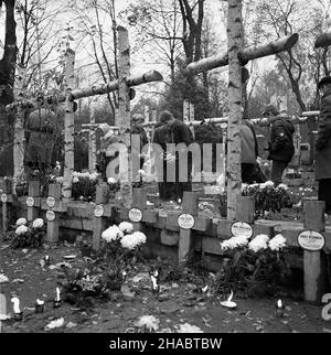 Warszawa, 1969-11-01. Wszystkich Œwiêtych na pow¹zkowskim Cmentarzu Wojskowym. Goby ¿o³nierzy Powstania Warszawskiego. Ad PAP/Adam Urbanek Varsavia, 1 novembre 1969. Giornata di tutti i Santi al cimitero militare di Powazki. Foto: Tombe dei soldati uccisi a Varsavia Uprising. Ad PAP/Adam Urbanek Foto Stock