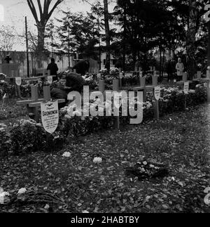 Warszawa, 1969-11-01. Wszystkich Œwiêtych na pow¹zkowskim Cmentarzu Wojskowym. Goby ¿o³nierzy Powstania Warszawskiego. Ad PAP/Adam Urbanek Varsavia, 1 novembre 1969. Giornata di tutti i Santi al cimitero militare di Powazki. Foto: Tombe dei soldati uccisi a Varsavia Uprising. Ad PAP/Adam Urbanek Foto Stock