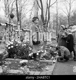 Warszawa, 1969-11-01. Wszystkich Œwiêtych na pow¹zkowskim Cmentarzu Wojskowym. stra¿ honorowa harcerek ze Zwi¹zku Harcerstwa Polskiego (ZHP) przy grobie Jana Bytnara (Rudego) oraz Aleksego Dawidowskiego (Alka) - ¿o³nierzy Powstania Warszawskiego upamiêtnionych w powieœci Kamienie na szaniec. Ad PAP/Adam Urbanek Varsavia, 1 novembre 1969. Giornata di tutti i Santi al cimitero militare di Powazki. Nella foto: scouts dell'Unione degli scouts polacchi (ZHP) in guardia d'onore alla tomba di Jan Bytnar (Rudy) e Aleksy Dawidowski (Alek) - soldati uccisi a Varsavia Uprising raffigurati nel romanzo Kamienie na Szani Foto Stock