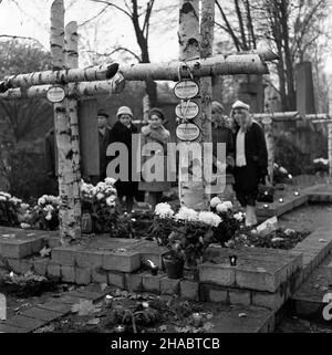 Warszawa, 1969-11-01. Wszystkich Œwiêtych na pow¹zkowskim Cmentarzu Wojskowym. Goby ¿o³nierzy Powstania Warszawskiego. Ad PAP/Adam Urbanek Varsavia, 1 novembre 1969. Giornata di tutti i Santi al cimitero militare di Powazki. Foto: Tombe dei soldati uccisi a Varsavia Uprising. Ad PAP/Adam Urbanek Foto Stock