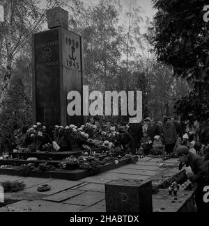 Warszawa, 1969-11-01. Wszystkich Œwiêtych na pow¹zkowskim Cmentarzu Wojskowym. NZ. Gloria Victis (chwa³a zwyciê¿onym) - pomnik wzniesiony na pow¹zkowskim Cmentarzu Wojskowym pod koniec lat szeœædziesi¹tych XX wieku dla upamiêtnienia ¿o³nierzy Powstania Warszawskiego. Ad PAP/Adam Urbanek Varsavia, 1 novembre 1969. Giornata di tutti i Santi al cimitero militare di Powazki. Nella foto: Gloria Victis - il monumento eretto al cimitero militare di Powazki alla fine del 1960s in onore dei soldati uccisi a Varsavia Uprising. Ad PAP/Adam Urbanek Foto Stock