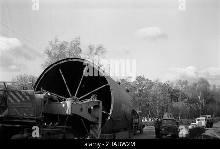 Polska, 1969-11-03. Trasporto kot³ów fabrycznych (tzw. gigantów), wyprodukowanych w Zak³adach Urz¹dzeñ Chemicznych i Armatury Przemys³owej (ZUCHiAP) Chemar w Kielcach, do powstaj¹cych Zak³adów Azotowych W³oc³awek (ZUCHiAP) WE W³oc³awku. Budowa w³oc³awskich Azotów trwa³a od lipca 1966 roku do grudnia 1971 roku. Azoty produkowa³y pocz¹tkowo nawozy sztuczne, potem równie¿ sztuczne tworzywa. NZ. kot³y w drodze do W³oclawka. mb PAP/Jacek Gill Polonia, 3 novembre 1969. Trasporto di caldaie prodotte presso lo stabilimento Chemar Chemical and Industrial Equipment (ZUCHiAP) di Kielce al Wloclawek nitric Foto Stock