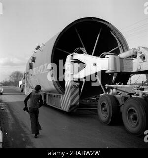 Polska, 1969-11-03. Trasporto kot³ów fabrycznych (tzw. gigantów), wyprodukowanych w Zak³adach Urz¹dzeñ Chemicznych i Armatury Przemys³owej (ZUCHiAP) Chemar w Kielcach, do powstaj¹cych Zak³adów Azotowych W³oc³awek (ZUCHiAP) WE W³oc³awku. Budowa w³oc³awskich Azotów trwa³a od lipca 1966 roku do grudnia 1971 roku. Azoty produkowa³y pocz¹tkowo nawozy sztuczne, potem równie¿ sztuczne tworzywa. NZ. kot³y w drodze do W³oc³awka. mb PAP/Jacek Gill Polonia, 3 novembre 1969. Trasporto di caldaie prodotte presso lo stabilimento Chemar Chemical and Industrial Equipment (ZUCHiAP) di Kielce al Wloclawek nitric Foto Stock