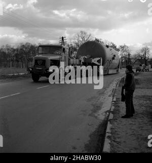 Polska, 1969-11-03. Trasporto kot³ów fabrycznych (tzw. gigantów), wyprodukowanych w Zak³adach Urz¹dzeñ Chemicznych i Armatury Przemys³owej (ZUCHiAP) Chemar w Kielcach, do powstaj¹cych Zak³adów Azotowych W³oc³awek (ZUCHiAP) WE W³oc³awku. Budowa w³oc³awskich Azotów trwa³a od lipca 1966 roku do grudnia 1971 roku. Azoty produkowa³y pocz¹tkowo nawozy sztuczne, potem równie¿ sztuczne tworzywa. NZ. kot³y w drodze do W³oc³awka. mb PAP/Jacek Gill Polonia, 3 novembre 1969. Trasporto di caldaie prodotte presso lo stabilimento Chemar Chemical and Industrial Equipment (ZUCHiAP) di Kielce al Wloclawek nitric Foto Stock