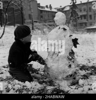 Olsztyn, 1969-11-05. Pierwszy œnieg w Olsztynie. NZ. Ch³opiec lepi¹cy ba³wana. mb PAP/Stanis³aw Moroz Olsztyn, novembre 5. 1969. Prima neve a Olsztyn. Nella foto: Ragazzi che fanno un pupazzo di neve. mb PAP/Stanis³aw Moroz Foto Stock