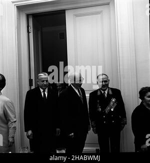 Warszawa, 1969-11-07. Ambasador Zwi¹zku Socjalistycznych Republik Radzieckich (ZSRR) w Polsce Awierkij Aristow, dla uczczenia 52 rocznicy Wielkiej Rewolucji PaŸdziernikowej, wyda³ w budynku ambasy oficjalne przyjêcie, na które prostzazeni zostali przedsticich¿i w³adz wy jnych pañstwowych wy jwy. NZ. m.in.: marsza³ek Polski, przewodnicz¹cy Rady Pañstwa Marian Spychalski (3P), i sekretarz Polskiej Zjednoczonej Partii Robotniczej (PZPR) W³adys³aw Gomu³ka (2P), Awierkij Aristow (1P). Ad PAP/Stanis³aw Czarnogórski Varsavia, 7 novembre 1969. Ambasciatore dell'Unione Sovietica socialista Re Foto Stock