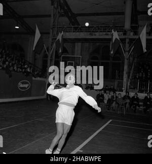 Warszawa, 1969-11-08. Mecz o Puchar Króla Gustawa V. Zwyciêstwo (5:0) tenisowej reprezentacji polski nad reprezentacj¹ duñsk¹ na parkiecie warszawskiej Hali Gwardii. NZ. Tadeusz Nowicki uu PAP/Muszyñski Varsavia, 8 novembre 1969. Una partita di tennis per la King Gustav V Cup. La vittoria dei giocatori polacchi contro la squadra danese dal 5 al 0 nello stadio sportivo Gwardia. Nella foto: Tadeusz Nowicki. uu PAP/Muszynski Foto Stock