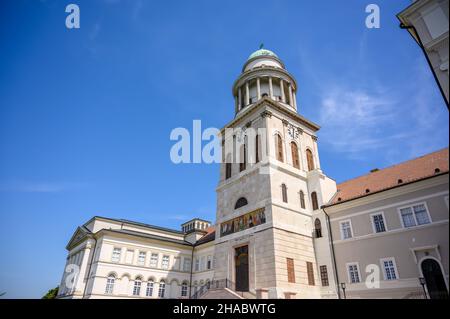 Chiesa storica dell'abbazia benedettina di Pannonhalma, in Ungheria, in una giornata soleggiata e nuvolosa contro il cielo blu. Foto Stock