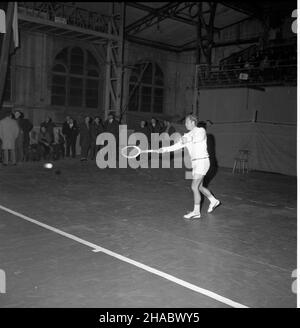 Warszawa, 1969-11-08. Mecz o Puchar Króla Gustawa V. Zwyciêstwo (5:0) tenisowej reprezentacji polski nad reprezentacj¹ duñsk¹ na parkiecie warszawskiej Hali Gwardii. NZ. Zawodnik reprezentacji duñskiej. uu PAP/Henryk Rosiak Varsavia, 8 novembre 1969. Una partita di tennis per la King Gustav V Cup. La vittoria dei giocatori polacchi contro la squadra danese dal 5 al 0 nello stadio sportivo Gwardia. Nella foto: Un giocatore danese. PAP/Henryk Rosiak Foto Stock