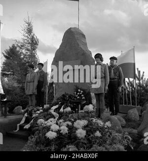 Szatrapy, 1969-11-08. 8 wrzeœnia 1958 r. w katastrofie balonowej zgin¹³ lotnik p³k. Franciszek Hynek. W miejscu tragicznej katastrofy odby³o siê ods³oniêcie pomnika i tablicy pami¹tkowej ku jego pamiêci, ufundowanych przez lokaln¹ spo³ecznoœæ i Gdañski Aeroklub. uu PAP/Zbigniew Kosycarz Szatrapy, 8 novembre 1969. Il 8 settembre 1958 il volantino di baloon Colonel Franciszek Hynek morì in un incidente d'atterraggio. Sul sito dell'incidente è stata presentata una targa commemorativa per Hynek, finanziata da una società locale e dal club di volo di Gdansk. uu PAP/Zbigniew Kosycarz Foto Stock