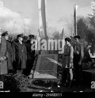 Szatrapy, 1969-11-08. 8 wrzeœnia 1958 r. w katastrofie balonowej zgin¹³ lotnik p³k. Franciszek Hynek. W miejscu tragicznej katastrofy odby³o siê ods³oniêcie pomnika i tablicy pami¹tkowej ku jego pamiêci, ufundowanych przez lokaln¹ spo³ecznoœæ i Gdañski Aeroklub. uu PAP/Zbigniew Kosycarz Szatrapy, 8 novembre 1969. Il 8 settembre 1958 il volantino di baloon Colonel Franciszek Hynek morì in un incidente d'atterraggio. Sul sito dell'incidente è stata presentata una targa commemorativa per Hynek, finanziata da una società locale e dal club di volo di Gdansk. uu PAP/Zbigniew Kosycarz Foto Stock