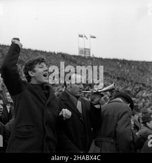 Warszawa, 1969-11-09. Ostatni mecz eliminacyjny Mistrzostw Œwiata 1970 w pi³ce no¿nej. Na Stadionie Dziesiêciolecia reprezentacja polski pokona³a zespó³ Bu³garii 3:0. Dwie bramki zdoby³ Andrzej Jarosik, trzeci¹ Kazimierz Deyna. NZ. Kibice. uu PAP/Muszyñski Varsavia, 9 novembre 1969. L'ultima partita di qualificazione per il Campionato europeo di calcio 1970 è iniziata domenica alle 1200 allo Stadio Dziesieciolecia. La squadra polacca vince con il bulgaro 3 a 0. Due gol sono stati sparati da Andrzej Jarosik e il terzo da Kazimierz Deyna. Nella foto: Ventilatori. uu PAP/Muszynski Foto Stock