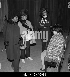 Warszawa, 1969-11-18. Patterson Singers przed koncertem w sali Kongresowej Pa³acu Kultury i Nauki. Zespó³, œpiewaj¹cy muzykê gospel i soul, podczas pobytu w Polsce tworzyli: Robert Patterson (Lider zespo³u), Jennie Spivey, Ruth Williamas, Marvis Brooks, Evelyn Miles i Lovestine Eason. NZ. Wokalistki zespo³u podczas przerwy w próbach. mta PAP/Tadeusz ZagoŸdziñski Varsavia, 18 novembre 1969. Patterson Singers prima di un concerto nella Sala Congressi del Palazzo della Cultura e della Scienza. La band cantò gospel e soul music, mentre in Polonia Robert Patterson (il leader della band), Foto Stock