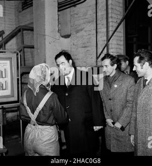 Warszawa, 1969-11-19. Wizyta delegacji partyjno-rz¹dowej Arabskiej Republiki Syryjskiej w Polsce. Delegacja pod przewodnittem sekretarza generalnego Partii Socjalistycznego Odrodzenia Arabskiego (BASSO), szefa pañstwa i rz¹du syryjskiego Nureddina Atassiego przyby³a do polski na zaproszenie Komitetu Centralnego Polskiej Partii Robotniczej (PZPR Pañstwa rz¹du L Rady). NZ. N. Atassi (C) podczas wizyty w Zak³adach im. Waryñskiego odbiera ¿yczenia od practownicy zak³adu. mta PAP/Stanis³aw Czarnogórski Varsavia, 19 novembre 1969. La visita del governo e dei membri del partito arabo siriano Foto Stock