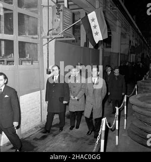 Warszawa, 1969-11-19. Wizyta delegacji partyjno-rz¹dowej Arabskiej Republiki Syryjskiej w Polsce. Delegacja pod przewodnittem sekretarza generalnego Partii Socjalistycznego Odrodzenia Arabskiego (BASSO), szefa pañstwa i rz¹du syryjskiego Nureddina Atassiego przyby³a do polski na zaproszenie Komitetu Centralnego Polskiej Partii Robotniczej (PZPR Pañstwa rz¹du L Rady). NZ. Wizyta N. Atassiego (CL) w Zak³adach im. Waryñskiego - zwiedzanie hal produkcyjnych. mta PAP/Stanis³aw D¹browiecki Varsavia, 19 novembre 1969. La visita del governo e dei membri del partito della Repubblica araba siriana a. Foto Stock