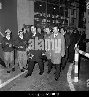 Warszawa, 1969-11-19. Wizyta delegacji partyjno-rz¹dowej Arabskiej Republiki Syryjskiej w Polsce. Delegacja pod przewodnittem sekretarza generalnego Partii Socjalistycznego Odrodzenia Arabskiego (BASSO), szefa pañstwa i rz¹du syryjskiego Nureddina Atassiego przyby³a do polski na zaproszenie Komitetu Centralnego Polskiej Partii Robotniczej (PZPR Pañstwa rz¹du L Rady). NZ. N. Atassi (CL) podczas wizyty w Zak³adach im. Waryñskiego - polveri goœci przez za³ogê. mta PAP/Stanis³aw Czarnogórski Varsavia, 21 novembre 1969. La visita del governo e dei membri del partito del Repub Arabo Siriano Foto Stock