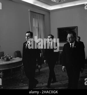 Warszawa, 1969-11-19. Wizyta delegacji partyjno-rz¹dowej Arabskiej Republiki Syryjskiej w Polsce. Delegacja pod przewodnittem sekretarza generalnego Partii Socjalistycznego Odrodzenia Arabskiego (BASSO), szefa pañstwa i rz¹du syryjskiego Nureddina Atassiego przyby³a do polski na zaproszenie Komitetu Centralnego Polskiej Partii Robotniczej (PZPR Pañstwa rz¹du L Rady). NZ. Spotkanie w Belwederze, gdzie odbêd¹ siê rozmowy pod przewodnittem N. Atassiego (L) i przewodnicz¹cego Rady Pañstwa PRL Mariana Spychalskiego (P). mta PAP/Stanis³aw Czarnogórski Varsavia, 19 novembre 1969. La visita di Foto Stock