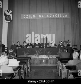 Warszawa, 1969-11-19. Z okazji dnia Nauczyciela odby³a siê w Unwersytecie Warszawskim uroczysta sesja, podczas której czterem wybitnym uczonym - profonorom: Marii ¯ebrowskiej, Janowi Legowi Legowiczowi, Stanis³awowi Herbstowi £ ukaszowi Kurdubachowi - nauczyego tytu³ Zas³u¿prauczyego L. NZ. Prezydium sesji podczas uroczystoœci. mta PAP/Adam Urbanek Varsavia, 19 novembre 1969. Festa dell'insegnante all'Università di Varsavia. Quattro educatori di spicco: Maria Zebrowska, Jan Legowicz, Stanislaw Herbst e Lukasz Kurdubach è stato decorato con il titolo di cortesia - insegnante polacco onorato. Nella figura: Foto Stock