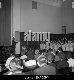 Warszawa, 1969-11-19. Z okazji dnia Nauczyciela odby³a siê w Unwersytecie Warszawskim uroczysta sesja, podczas której czterem wybitnym uczonym - profonorom: Marii ¯ebrowskiej, Janowi Legowi Legowiczowi, Stanis³awowi Herbstowi £ ukaszowi Kurdubachowi - nauczyego tytu³ Zas³u¿prauczyego L. NZ. wystêp chóru akademickiego podczas uroczystoœci. mta PAP/Adam Urbanek Varsavia, 19 novembre 1969. Festa dell'insegnante all'Università di Varsavia. Quattro educatori di spicco: Maria Zebrowska, Jan Legowicz, Stanislawi Herbst e Lukasz Kurdubach è stato decorato con il titolo di cortesia - insegnante polacco onorato. Foto Stock