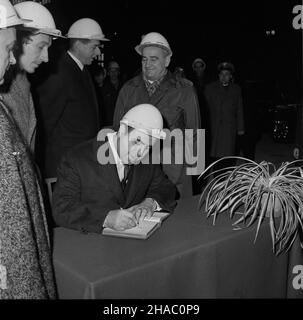 Warszawa, 1969-11-20. Wizyta delegacji partyjno-rz¹dowej Arabskiej Republiki Syryjskiej w Polsce. Delegacja pod przewodnittem sekretarza generalnego Partii Socjalistycznego Odrodzenia Arabskiego (BASSO), szefa pañstwa i rz¹du syryjskiego Nureddina Atassiego przyby³a do polski na zaproszenie Komitetu Centralnego Polskiej Partii Robotniczej (PZPR Pañstwa rz¹du L Rady). W przedostatnim dniu pobytu w Polsce delegacja syryjska przebywa³a w Warszawie, gdzie zwiedzi³a m.in. Hutê Warszawa, w której goœcie ogl¹dali zautomatyzowan¹ walcowniê. NZ. Szef delegacji syryjskiej N. Atassi wpisuje siê do k Foto Stock