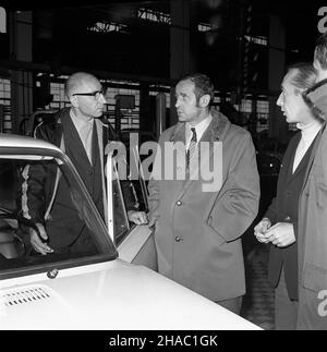 Warszawa, 1969-11-21. Fabryka samochodów Osobowych na warszawskim ¯eraniu. NZ. Sobies³aw Zasada (2L) odbiera samochód Fiat 125p przygotowany przez FSO na rajd samochodowy Londyn-Meksyk, który odbêdzie siê na pocz¹tku 1970 r. mta PAP/Tadeusz ZagoŸdziñski Varsavia, 21 novembre 1969. L'impianto di produzione di autovetture dell'UST nel distretto di Zeran a Varsavia. Nella foto: Sobieslaw Zasada (da sinistra) assume la Fiat 125p preparata dall'UST per il rally Londra-Messico, che si terrà all'inizio del 1970. mta PAP/Tadeusz Zagozdzinski Foto Stock