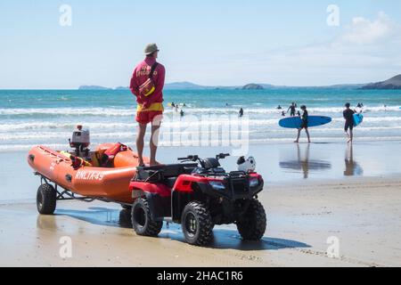 Bagnino,pattuglia,bagnino,sorvegliato,pattugliato,con,bandiere,rosse e gialle,sicuro,balneabile,bandiera,cassaforte,bandiere di balneazione,nuoto, zona,zona,Newgale Beach,vicino,Saint Davids,Pembrokeshire,costa,costa,agosto,estate,soleggiato,tempo,estati,giorno,staycation,vacanze,in,Gran Bretagna,Gran Bretagna,Galles,Gran Bretagna,Gran Bretagna,Gran Bretagna,Gran Bretagna,Gran Bretagna,Gran Bretagna,Gran Bretagna,Vendita Foto Stock