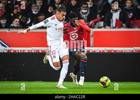 12 dicembre 2021, Villeneuve-d'Ascq, Francia: Malo GUSTO di Lione e Jonathan BAMBA di Lille durante la partita Ligue 1 tra Lille OSC (LOSC) e Olympique Lyonnais (OL) allo stadio Pierre Mauroy il 12 dicembre 2021 a Villeneuve-d'Ascq vicino Lille, Francia. (Credit Image: © Matthieu Mirville/ZUMA Press Wire) Foto Stock