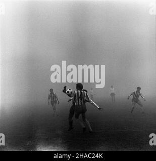 Warszawa, 1969-11-23. Mecz pi³ki no¿nej rundy jesiennej rozgrywek ligowych w sezonie 1969/1970 Gwardia Warszawa - Zag³êbie Sosnowiec, na stadionie Gwardii (ul.Rac³awicka). Spotkanie zakoñczy³o siê zwyciêstwem Zag³êbia Sosnowiec 2:0 (po golach Andrzeja Jarosika w 10 i 68 min.). Zawodnicy Gwardii w pasiastych koszulkach. kw PAP/Stanis³aw D¹browiecki Varsavia, 23 novembre 1969. Il round autunnale della lega polacca di qualificazione a tra Gwardia Warszawa e Zaglebie Sosnowiec allo stadio Gwardia (in via Raclawicka). Sosnowiec vince dal 2 al 0 (dopo gli obiettivi sparati da Andrzej Jarosik nella 10th AN Foto Stock