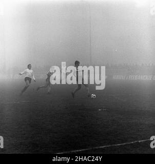 Warszawa, 1969-11-23. Mecz pi³ki no¿nej rundy jesiennej rozgrywek ligowych w sezonie 1969/1970 Gwardia Warszawa - Zag³êbie Sosnowiec, na stadionie Gwardii (ul.Rac³awicka). Spotkanie zakoñczy³o siê zwyciêstwem Zag³êbia Sosnowiec 2:0 (po golach Andrzeja Jarosika w 10 i 68 min.). Zawodnicy Gwardii w pasiastych koszulkach. kw PAP/Stanis³aw D¹browiecki Varsavia, 23 novembre 1969. Il round autunnale della lega polacca di qualificazione a tra Gwardia Warszawa e Zaglebie Sosnowiec allo stadio Gwardia (in via Raclawicka). Sosnowiec vince dal 2 al 0 (dopo gli obiettivi sparati da Andrzej Jarosik nella 10th AN Foto Stock