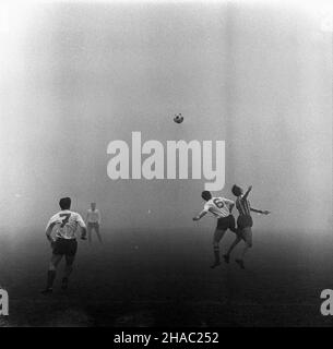 Warszawa, 1969-11-23. Mecz pi³ki no¿nej rundy jesiennej rozgrywek ligowych, w sezonie 1969/1970, Gwardia Warszawa - Zag³êbie Sosnowiec, na stadionie Gwardii (ul.Rac³awicka). Spotkanie zakoñczy³o siê zwyciêstwem Zag³êbia Sosnowiec 2:0 (po golach Andrzeja Jarosika w 10 i 68 min.). Zawodnicy Gwardii w pasiastych koszulkach. kw PAP/Stanis³aw D¹browiecki Varsavia, 23 novembre 1969. Una partita di calcio autunnale 1969 tra Gwardia Warsaw e Zaglebie Sosnowiec allo stadio Gwardia in via Raclawicka. La partita è stata vinta da Zaglebie Sosnowiec dal 2 al 0 (Andrzej Jarosik ha segnato gol nel 10th e. Foto Stock