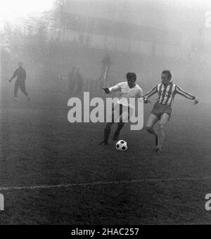 Warszawa, 1969-11-23. Mecz pi³ki no¿nej rundy jesiennej rozgrywek ligowych, w sezonie 1969/1970, Gwardia Warszawa - Zag³êbie Sosnowiec, na stadionie Gwardii (ul.Rac³awicka). Spotkanie zakoñczy³o siê zwyciêstwem Zag³êbia Sosnowiec 2:0 (po golach Andrzeja Jarosika w 10 i 68 min.). Zawodnicy Gwardii w pasiastych koszulkach. kw PAP/Stanis³aw D¹browiecki Varsavia, 23 novembre 1969. Una partita di calcio autunnale 1969 tra Gwardia Warsaw e Zaglebie Sosnowiec allo stadio Gwardia in via Raclawicka. La partita è stata vinta da Zaglebie Sosnowiec dal 2 al 0 (Andrzej Jarosik ha segnato gol nel 10th e. Foto Stock