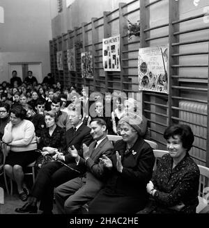 Warszawa, 1969-11-26. Uroczystoœæ przekazania darów dla dzieci wietnamskich, zebranych przez m³odzie¿ Liceum Ogólnokszta³c¹cego nr XXIV. Z inicjatywy samorz¹du szkolnego zebano m.in. 1700 zeszytów, 700 o³ówków, 80 pude³ek farb i kredek. Pomoce szkolne przekazano na rêce i sekretarza ambasady Wietnamskiej Republiki Demokratycznej Vu Bach mai. De prawej: Dyrektor szko³y Irena Grycewicz, Vu Bach mai i t³umaczka. uu PAP/Henryk Rosiak Varsavia, 11 novembre 1969. Gli studenti della scuola secondaria di Varsavia donano regali per i bambini vietnamiti. I regali, compresi 1700 libri di esercizi, 700 matite e 80 Foto Stock