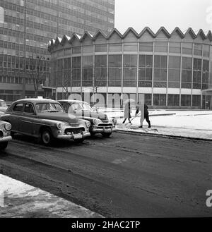 Warszawa, 1969-11-26. Rotunda PKO u zbiegu al. Jerozolimskich i ul. Marsza³kowskiej. Samochody wyje¿d¿aj¹ce z ul. Stanis³aw D¹browiecki/PAP uu Widok Varsavia, 26 novembre 1969. La PKO Bank Rotunda all'incrocio tra Marszalkowska Street e Jerozolimskie Avenue. Auto provenienti da Widok Street. uu PAP/Stanislaw Dabrowiecki Foto Stock